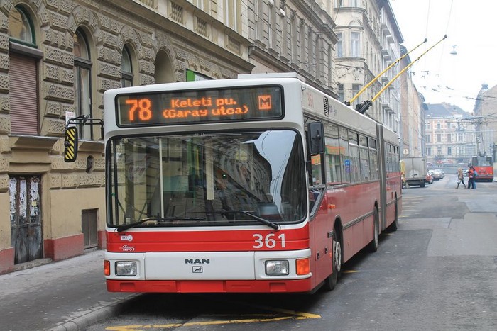 Ehemaliger Eberswalder Gelenkobus Nr. 017 vom österreichischen Typ ÖAF Gräf & Stift NGE 152 M18 in Budapest/H
mit der Wagen-Nr. 361 in der Garay utca